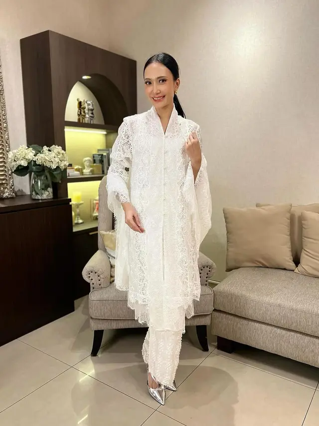 6 Inspirasi Busana Serba Putih yang Anti Membosakan untuk Sholat Ied, dari Laura Moanne, Aaliyah Massaid, hingga Ayu Ting-Ting