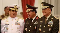 (ki-ka) Laksamana TNI Ade Supandi bersama Kapolri Badrodin Haiti dan Panglima TNI Jendral Gatot Nurmantyo saat menghadiri pelantikan Kepala BNPT dan Kepala Badan Keamanan Laut (Bakamla) di Istana Negara, Jakarta, Rabu (16/3). (Liputan6.com/Faizal Fanani)