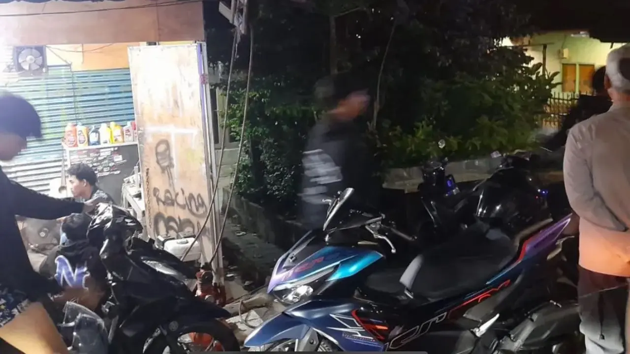 Penangkapan dua remaja diduga terlibat tawuran di Koja, Jakarta Utara.