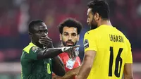 Namun di awal tahun 2022 mereka ditakdirkan untuk berdiri berseberangan membela negaranya masing-masing. Sadio Mane bersama Timnas Senegal harus menghadapi Timnas Mesir yang diperkuat Mohamed Salah. (AFP/Charly Triballeau)