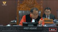 Hakim Konstitusi Arief Hidayat menilai KPU tidak serius usai kedapatan absen di sidang sengketa Pileg 2024 pada panel tiga yang digelar Gedung Mahkamah Konstitusi (MK) hari ini, Kamis (2/5/2024). (Winda Nelfira).
