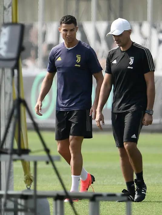 Penyerang Juventus Cristiano Ronaldo bersiap mengikuti latihan di Turin, Italia (18/9). Juventus akanb bertanding melawan wakil Spanyol, Valencia pada grup H Liga Champions di Estadio Mestalla. (AFP Photo/Marco Bertorello)