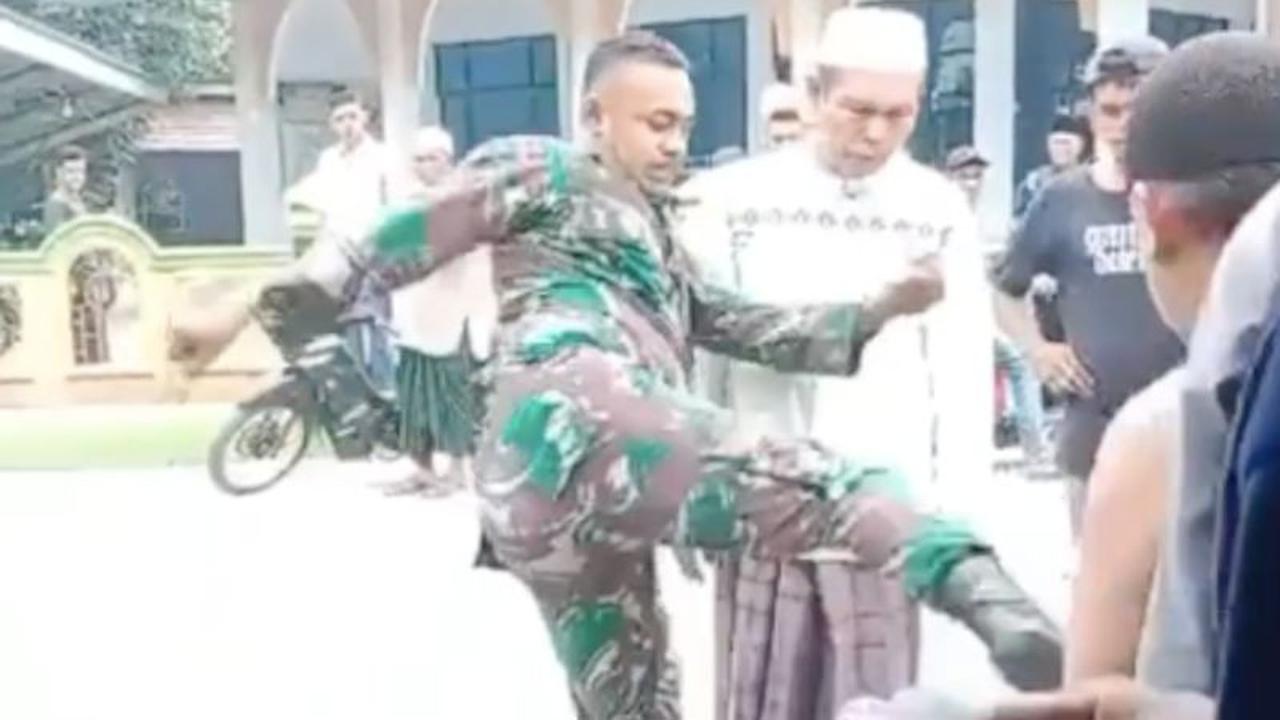 Pria Berseragam Loreng Ngamuk Tendang Kepala Warga Gara-Gara Istrinya Hamil Ketabrak 'Baru Dua Minggu Hamil