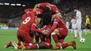 Pemain Liverpool, Sadio Mane bersama rekan setimnya merayakan gol ke gawang Spartak Moscow pada matchday terakhir Grup E Liga Champions di Stadion Anfield, Kamis (7/12). Liverpool menang 7-0 dan lolos ke babak 16 besar. (AP/Rui Vieira)
