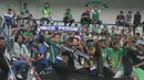 Ekspresi Bonek dan Bobotoh saat mendukng timnya melawan PSIS Semarang dalam laga perdana babak 8 besar Grup Y Liga 2 Indonesia di Stadion GBLA, Bandung, (15/11/2017). Persebaya menang atas PSIS Semang 1-0. (Bola.com/Ronald Seger)