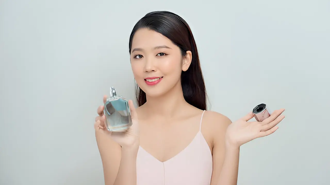 Seorang perempuan sedang memegang sebuah botol parfum (Foto Dok: Freepik/makistock)
