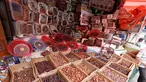 Pedagang kurma menunggu pembeli selama bulan suci Ramadan di sebuah pasar di ibukota Sanaa, Yaman (22/5). (AFP Photo/Mohammed Huwais)