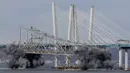 Ledakan dahsyat menghancurkan bagian Jembatan Tappan Zee di Tarrytown, New York, AS, Selasa (15/1). Ratusan orang berkumpul di tepi sungai untuk menyaksikan penghancuran Jembatan Tappan Zee. (AP Photo/Seth Wenig)