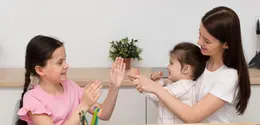 Kemampuan berbagi dan bergiliran dapat membantu anak membangun hubungan yang positif, belajar bekerja sama, serta memahami cara berinteraksi dengan orang lain. [Dok/freepik.com]