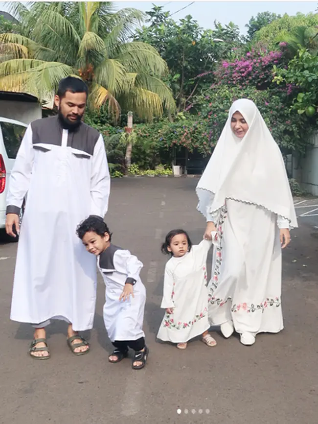 Shireen Sungkar dan Teuku Wisnu bersama dua anaknya. (Instagram)