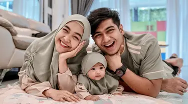 Sejak kehadiran Baby Moana, rumah tangga Ria Ricis dan Teuku Ryan semakin hangat dan bahagia. Pasangan yang dikenal romantis dan manis ini pun kerap memamerkan kebersamaannya dengan sang putri lewat foto-foto di Instagram. (Liputan6.com/IG/@riaricis1795)