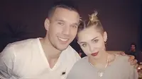Cedera Tak Halangi Podolski Nonton Penampilan Miley Cyrus