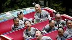 Sejumlah Anak yang kesempatan untuk mengalami kehidupan sebagai biksu selama dua minggu menikmati permainan di taman hiburan Everland, Yongin, Korea Selatan, (9/5). (REUTERS / Kim Hong-Ji)