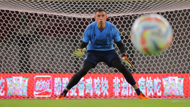 Kiper Timnas Argentina, Emiliano Martinez, berlatih di Stadion Utama Gelora Bung Karno (SUGBK), Jakarta Pusat, untuk melawan Timnas Indonesia.