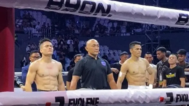 Randy Pangalila bertarung melawan Kkajhe di Byon Combat 3