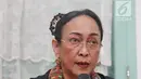 Budayawati, Sukmawati Soekarnoputri memberi keterangan pers di kawasan Cikini, Jakarta, Rabu (4/4). Sebelumnya Sukmawati membacakan puisi berjudul Ibu Indonesia yang memantik kontroversi. (Liputan6.com/Herman Zakharia)