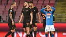 Ekspresi pemain depan Napoli Lorenzo Insigne (kanan) saat pertandingan melawan AS Roma pada pertandingan Liga Italia Serie A di stadion San Paolo di Naples, Italia (3/3). (Ciro Fusco / ANSA via AP)