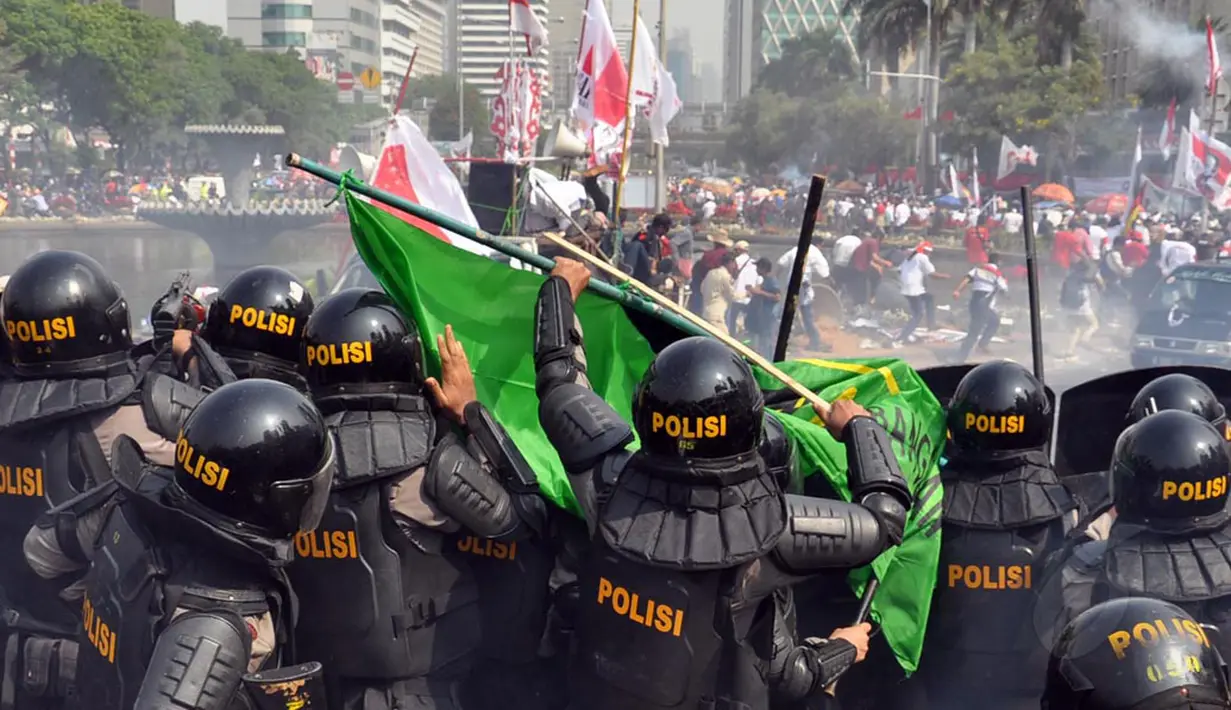 Gas air mata yang ditembakkan petugas membuat massa Prabowo bercerai-berai, Jakarta, Kamis (21/8/2014) (Liputan6.com/Miftahul Hayat) 