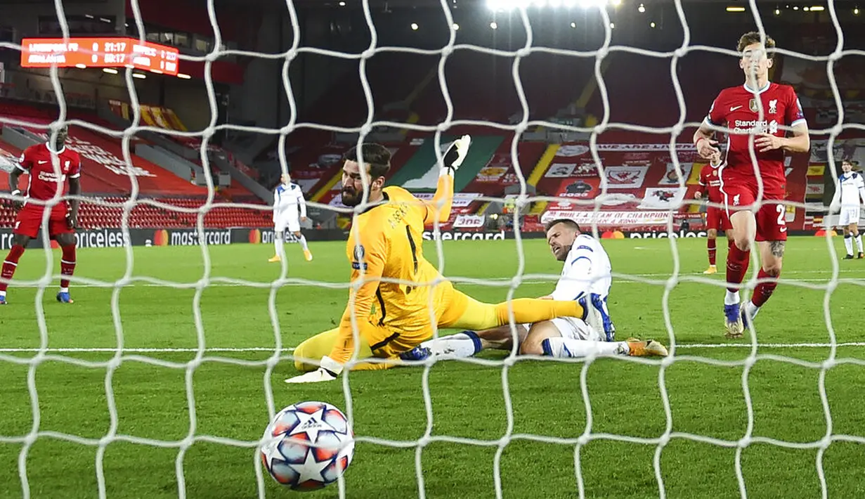 Pemain Atalanta Josip Ilicic (kanan tengah) mencetak gol ke gawang Liverpool yang dijaga Alisson (kiri tengah) pada pertandingan Grup D Liga Champions di Anfield Stadium, Liverpool, Inggris, Rabu (25/11/2020). Atalanta mengalahkan Liverpool 2-0. (Laurence Griffiths/Pool via AP)