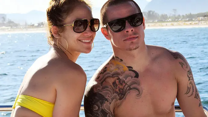 Yakin Mau Pacaran Sama Brondong? Baca Ini Dulu