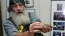 Vermin Supreme menghitung uang USD 1000 saat mendeklarasikan diri sebagai kandidat calon presiden AS di New Hampshire, Jumat (20/11). Pria berjanggut putih itu mengajukan uang seribu dolar untuk modal maju menjadi kandidat capres AS (REUTERS/Brian Snyder)