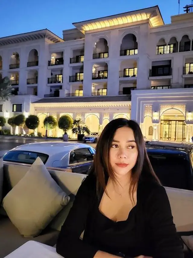 Nikmati Waktu Sendiri, Ini 6 Potret Aura Kasih Liburan di Dubai