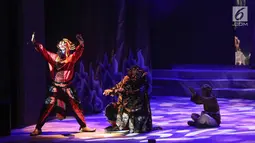 Sejumlah pemain Teater Koma mementaskan Goro-Goro: Mahabarata 2 di Graha Bhakti Budaya, Taman Ismail Marzuki, Jakarta, Rabu (24/7/2019). Lakon tersebut merupakan produksi ke 158 Teater Koma yang berlangsung hingga tanggal 4 Agustus 2019. (Liputan6.com/Fery Pradolo)
