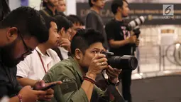 Musisi Baim saat mengambil gambar di Fashion Nation 2018 di Senayan City, Jakarta, Rabu (18/4/). Baim terlihat di deretan para fotografer saat mengambil gambar istrinya, Artika Sari Devi. (Liputan6.com/Herman Zakharia)