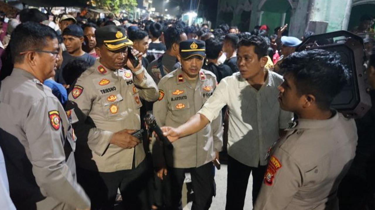 Jumat Malam Mencekam di Bekasi, Warga Desak Polisi Giring Pimpinan Ponpes diduga Cabuli Santri