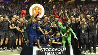 Skuad Manchester United berpose bersama usai menjuarai Liga Europa, Swedia, Kamis (25/5). MU keluar sebagai juara Liga Europa setelah mengalahkan Ajax Amsterdam 2-0 di Friends Arena, Stockholm. (AP Photo)