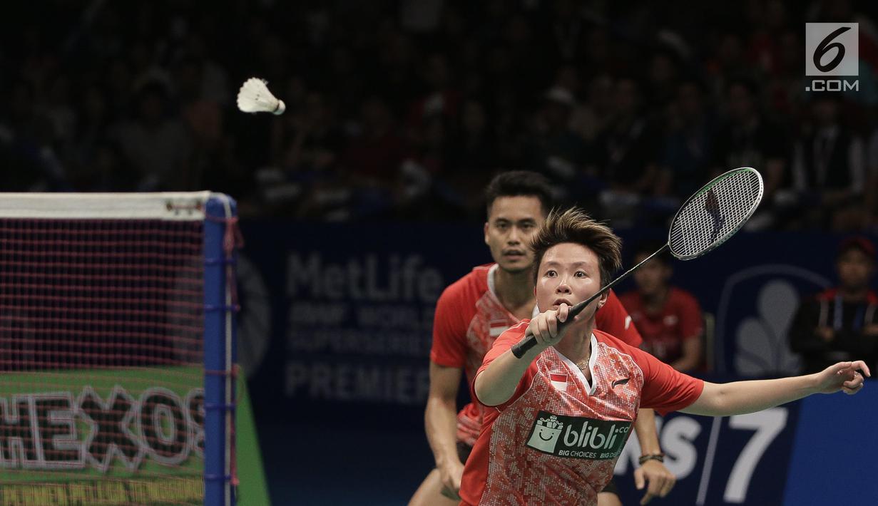 Ganda Campuran Indonesia, Tontowi Ahmad/Liliyana Natsir menahan kok dari Zheng Siwei/Chen Qingchen asal China dalam final BCA Indonesia Open 2017 di Jakarta, Minggu (18/6). Tontowi/Liliyana menang 22-20 21-15. (Liputan6.com/Faizal Fanani)