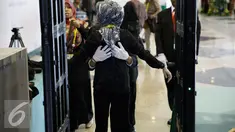 Paspampres melakukan pemeriksaan kepada jurnalis sebelum memasuki ruang pertemuan Rapat Pejabat Tinggi negara-negara Organisasi Kerja Sama Islam (OKI) dalam rangkaian KTT Luar Biasa ke-5 OKI di JCC, Jakarta, Senin (7/2/2016). (Liputan6.com/Faizal Fanani)