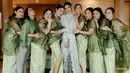 <p>Pada prosesi lainnya saat Mikha menggunakan busana adat Sulawesi, para bridesmaid serasi serba hijau. Pilihan warna hijau botol pada bahan organza yang menjadi atasan terlihat mewah namun simple. [Instagram/miktambayong]</p>