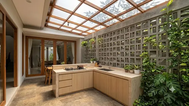 Dapur Semi Outdoor dengan Roster dan Atap Transparan