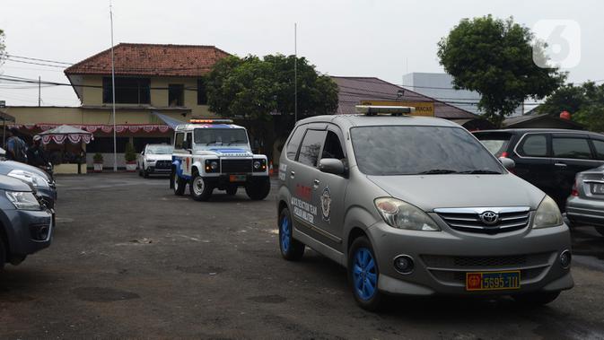 Suasana pascapenyerangan di Polsek Ciracas, Jakarta, Sabtu (29/8/2020). Polsek Ciracas diserang oleh sejumlah orang tak dikenal pada Sabtu (29/8) dini hari. (merdeka.com/Imam Buhori)