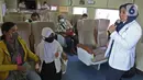 Penumpang KRL mendapatkan sosialisasi pencegahan virus  corona melalui Rail Clinic di stasiun kereta Depok, Jumat (6/3/2020).  PT KAI Daop 1 melakukan kegiatan  sosialisasi mengenai penyebaran virus corona dengan menghadirkan kereta kesehatan Rail Clinic. (Liputan6.com/Herman Zakharia)