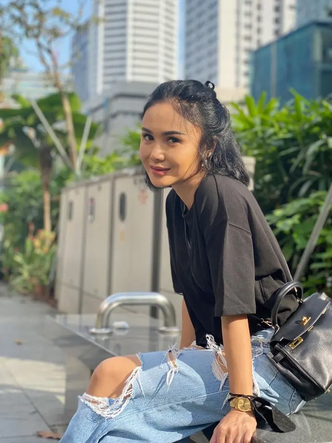 Yuni Shara Belajar Tenis di Usia 50 Tahun