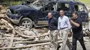 Presiden AS Barack Obama mengunjungi wilayah yang dilanda topan 27 April lalu di Vilonia, Arkansas, Rabu (7/5/14). (AFP PHOTO/Brendan SMIALOWSKI)