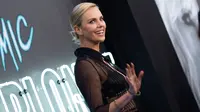 Charlize Theron menyapa awak media saat menghadiri pemutaran film terbarunya "Atomic Blonde" Fitur Fokus di Los Angeles, California (24/7). Aktris 41 tahun ini tampil dengan rok mini dan sepatu bot hitam. (AFP Photo/Valerie Macon)