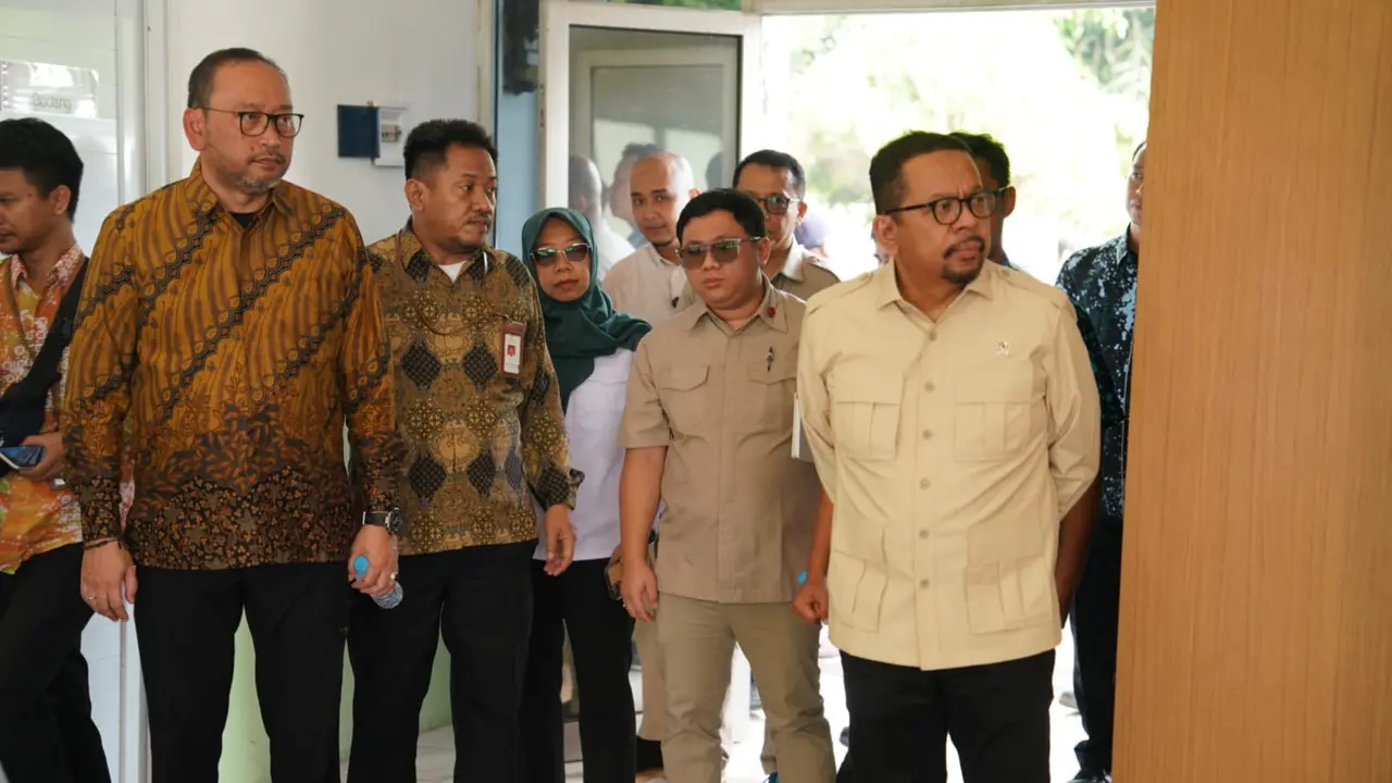 Wakil Kepala Staf Kepresidenan (KSP) M. Qodari meninjau progres revitalisasi Sekolah Rakyat di Sentra Pangudi Luhur, Bekasi.
