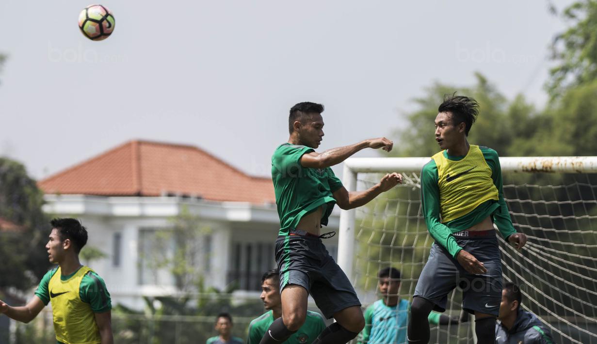 Pemain Timnas Indonesia U-22, Hansamu Yama, duel udara dengan Andy Setyo, saat latihan di Lapangan SPH Karawaci, Banten, Kamis (10/8/2017). Latihan dilakukan sebagai persiapan jelang SEA Games 2017 Malaysia. (Bola.com/Vitalis Yogi Trisna)