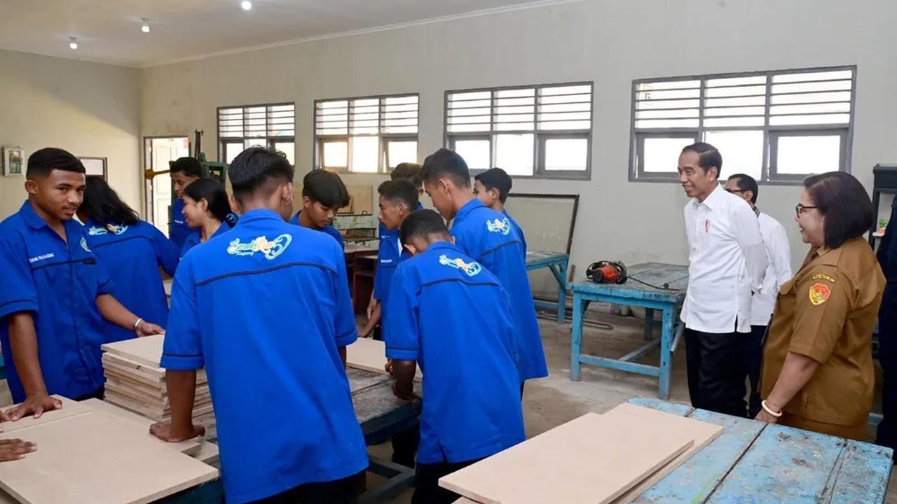 Gedor merasa bahagia karena Jokowi menyampaikan bahwa akan memberikan mobil baru untuk kebutuhan pembelajaran di kelasnya.<br>