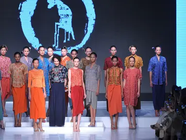 Oscar Lawalata (tengah) bersama model yang mengenakan gaun rancangannya di Jakarta Fashion and Food Festival 2015, Jakarta, Senin (25/5/2015). Koleksi terbaru dari Oscar terdiri dari 40 karya dengan tema "MY NAME IS ASIA".  (Liputan6.com/Herman Zakharia)