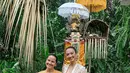 Cantiknya Raline Shah mengenakan kebaya Bali. Kebaya sederhana berwarna putih dipadu dengan kain Bali bernuansa kuning keemasan, diberi sentuhan bros emas di bagian tengah dada dan selendang oranye. [Foto: Instagram/ralineshah]