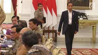 Presiden Joko Widodo berisap mengikuti rapat terbatas di Istana Merdeka, Jakarta, Senin (18/12). Dalam ratas tersebut Jokowi membahas persiapan Natal dan Tahun Baru. (Liputan6.com/Angga Yuniar)