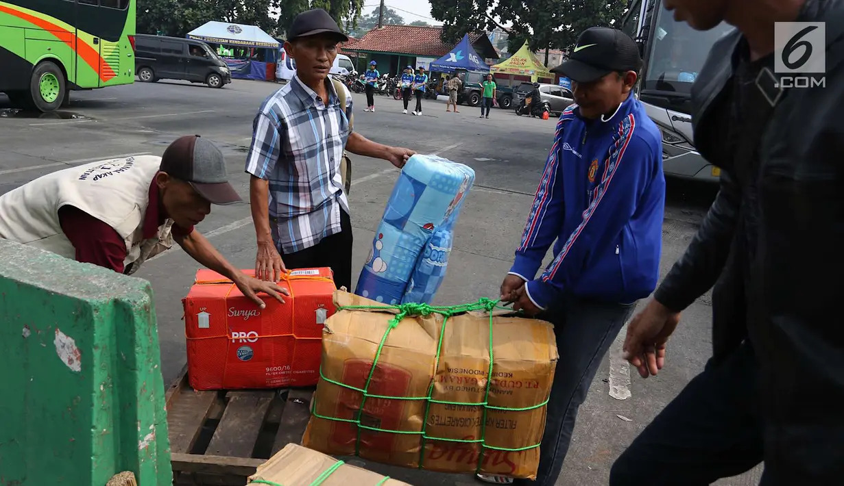 Calon pemudik mengangkat barang bawaan saat akan mudik dari Terminal Kampung Rambutan, Jakarta, Jumat (8/6). Diperkirakan puncak arus mudik terjadi pada H-3 Lebaran. (Liputan6.com/Immanuel Antonius)