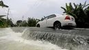 Mobil menembus jalan yang terendam banjir di Munshiganj, pinggiran Dhaka, Bangladesh, Senin (27/7/2020). Hingga 27 Juli 2020, hampir separuh dari wilayah Bangladesh masih terendam banjir. (Xinhua)