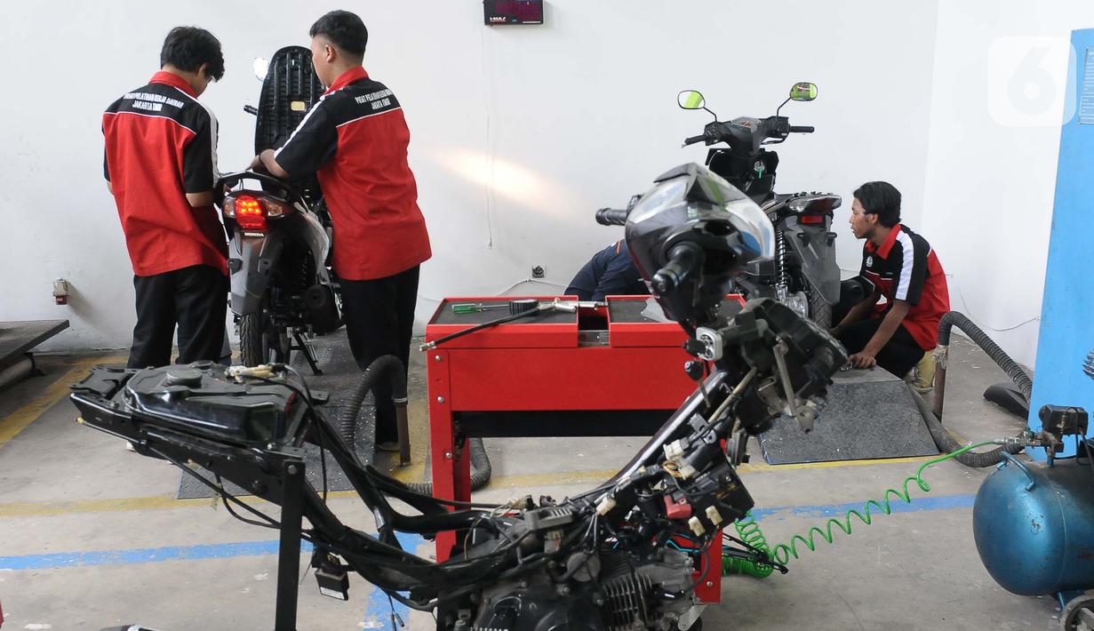 Sejumlah peserta pelatihan ketrampilan kerja saat memperbaiki motor di Pusat Pelatihan Kerja Daerah (PPKD) Jakarta Timur Selasa (4/7/2023). (merdeka.com/imam buhori)