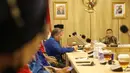 Wakil Ketua DPR Sufmi Dasco Ahmad melakukan audiensi dengan perwakilan buruh dari Konfederasi Serikat Pekerja Seluruh Indonesia (KSPSI) di ruang pimpinan nusantara III, Senayan, Jakarta, Rabu (23/3/2022). Buruh memberikan tuntutan, salah satunya pembatalan UU Cipta Kerja. (Liputan6.com/Angga Yuniar)