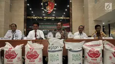 Kepala Biro Penerangan Masyarakat (Karo Penmas) Divisi Humas Polri Brigjen (Pol) Dedi Prasetyo (tengah) saat rilis kasus penyalahgunaan distribusi gula kristal rafinasi ke konsumen akhir sebagai gula kristal putih di Jakarta, Senin (5/8/2019). (merdeka.com/Iqbal S. Nugroho)